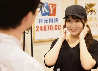 Chị nhân viên giao hàng dễ tính dễ tính trong lúc làm việc