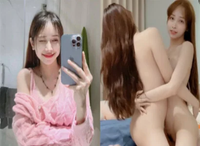 Cô nàng Lâm Thái Vy và bạn thân móc bím trên phát trực tiếp