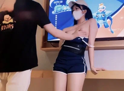 Cô nhân viên bán TV xinh đẹp cùng khách hàng may mắn