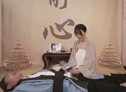 Người nữ tu chăm sóc vị đạo sĩ bị thương
