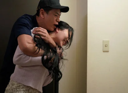 Nữ ca sĩ bị người hâm mộ giở trò đồi bại vì thân hình gợi tình