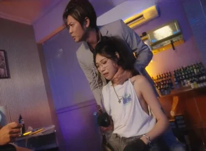 Nữ chủ tiệm bị nện bởi đám đông